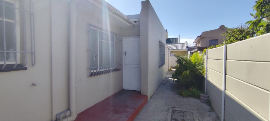 To Let 1 Bedroom Property for Rent in Grassy Park Western Cape